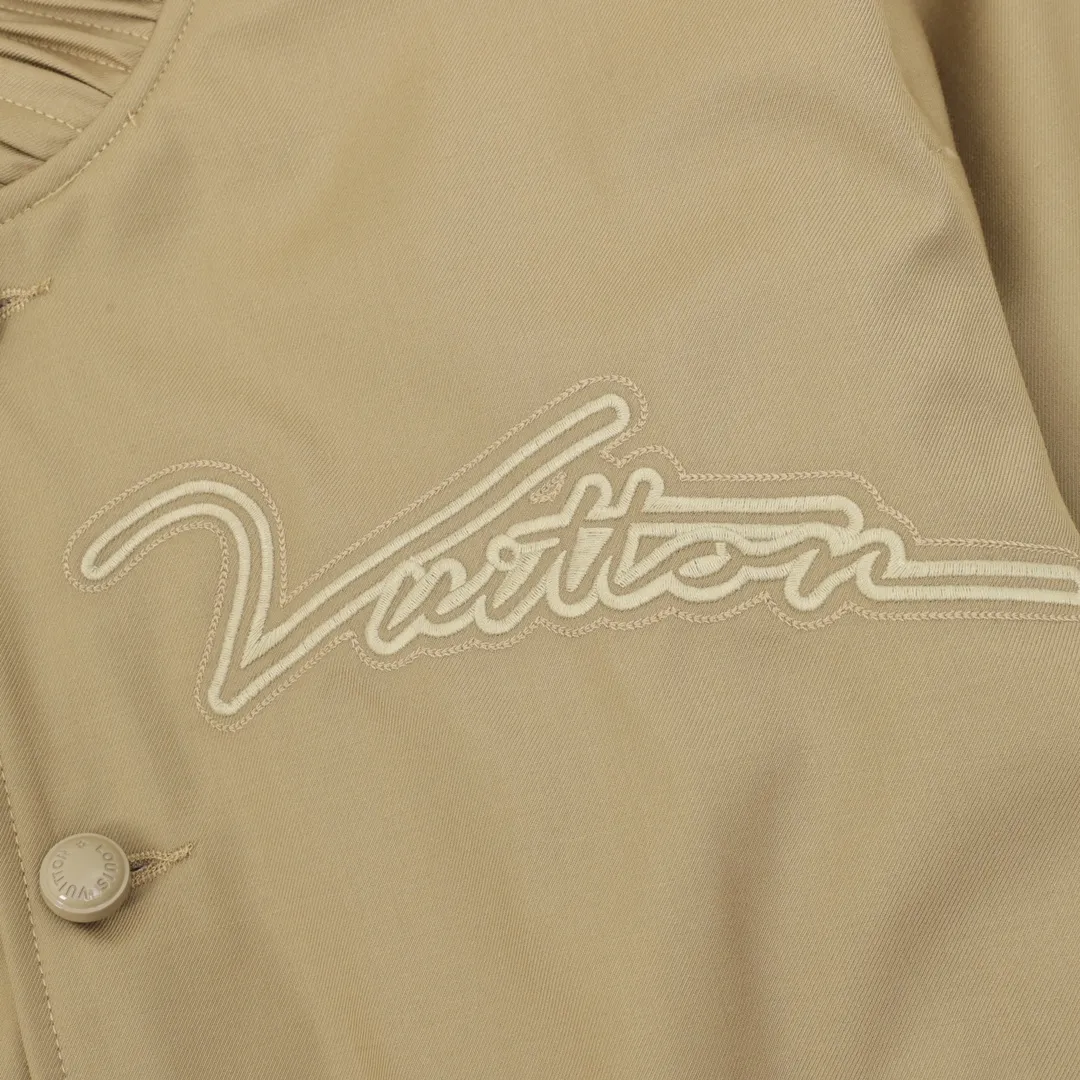 🅿️570 Louis Vuitton/Louis Vuitton Fei Dong embroidered silhouette baseball flight jacket. Purchased the original version. Developed from the source of our own factory. We insist on not making goods without the original version. The classic ma1 flight jacket style is easy to control regardless of body shape. The fabric is made of custom-dyed cotton yb twill fabric, non-market ready fabric. The front panel is printed with eight-claw machine screen embroidery. The positioning logo letters are cut into pieces, and the shoulder seams and back collar hem are cut in parallel. All hand-cut in one piece, matching glossy hand-stitched buttons with letter logo. The buttons are custom-made in the same color as the clothes and have hardware stud buttons.  size：XS-L